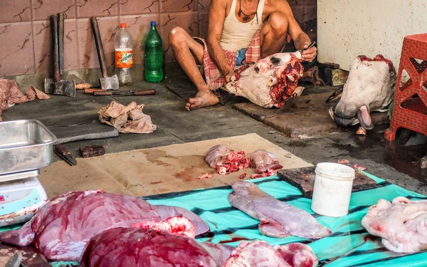Kolkata West Bengal India March 2018年3月19日 一名无头屠夫与一头被宰杀的奶牛的断头站在一起 被各种肉类包围 — 图库照片