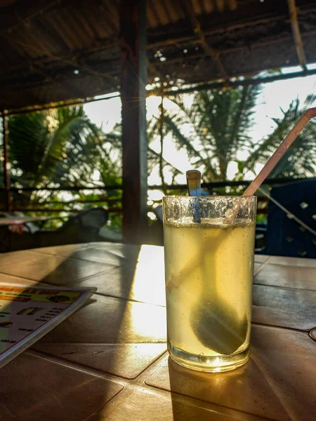 Gokarna 'da bir Hint plaj kafesinde servis edilen soğuk meyve suyu, karıştırmak için bir tutam şeker ve kaşık.