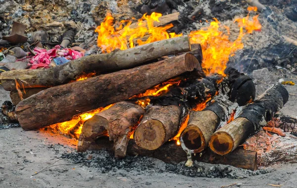 Corpo Uma Pessoa Hindu Está Sendo Cremado Maneira Tradicional Cercado — Fotografia de Stock