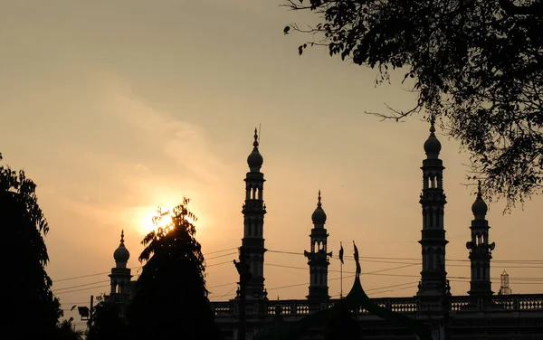 Quatro Torres Islâmicas Apontam Para Céu Brilho Quente Final Tarde — Fotografia de Stock