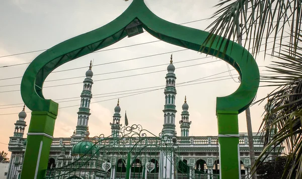Una Mezquita Alrededor Del Atardecer Cuatro Torres Apuntan Hacia Cielo —  Fotos de Stock