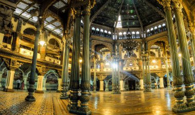 MYSURU (MYSORE), KARNATAKA / INDIA-FEBUARY 11 2018: Mysore Palace iç mekanı, yukarıya, kemerlere ve çatılara doğru bakıyor.