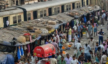 KOLKATA, Batı BENGAL / INDIA-MARCH 20 2018: Howrah köprüsünün altındaki Eden Garden demiryolu istasyonunun yanındaki işlek pazar alanı.