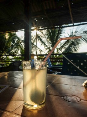 Gokarna 'da bir Hint plaj kafesinde servis edilen soğuk meyve suyu, karıştırmak için bir tutam şeker ve kaşık.