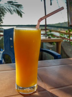 Soğuk meyve suyu dışarıda bir Hint plaj kafesinde, ezilmiş buzla servis edilir..