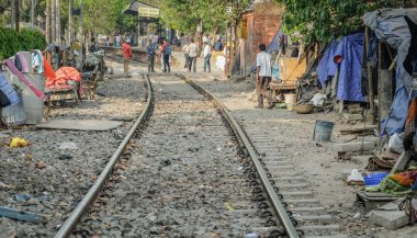 KOLKATA, Batı BENGAL / INDIA-MARCH 20 2018: Cennet Bahçesi tren istasyonu yakınlarındaki demiryolu rayları boyunca yaşayan fakirler için barınak.