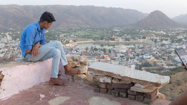 Young Hindu Man Overlooks Pushkar Gayatri Hilltop Temple Popular Pilgrimage — ストック写真