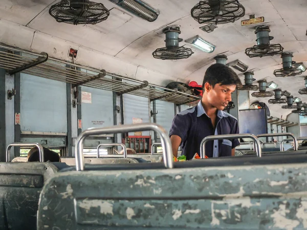 Young Man Sells Snacks Passengers 2Nd Class Indian Rail Carriage — ストック写真