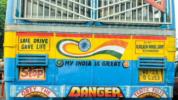 Színes Hátsó Végén Indiai Nyilvános Busz Mutatja Üzeneteket Vezetés Biztonságosan — Stock Fotó