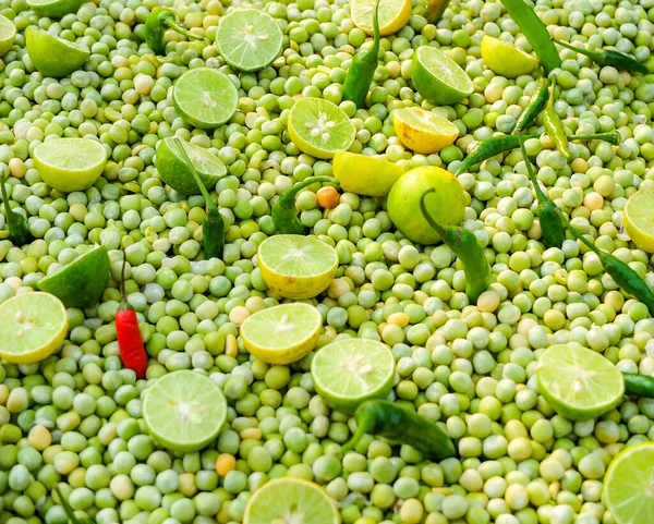 Menutup Aransemen Buah Dan Sayuran Segar Yang Dipamerkan Pada Gerobak — Stok Foto