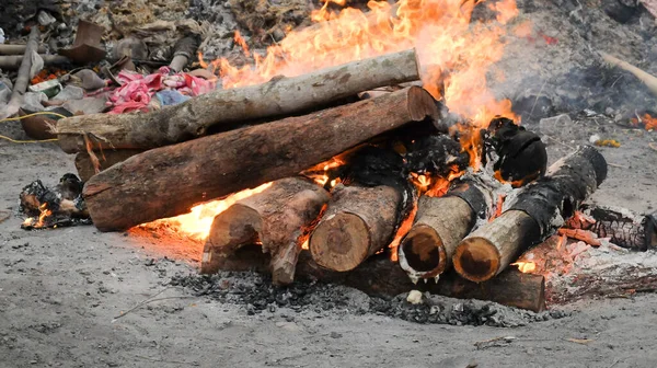 Corpo Uma Pessoa Hindu Está Sendo Cremado Maneira Tradicional Cercado — Fotografia de Stock
