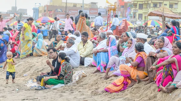 Puri Orissa India March 2018 メインビーチにあるこの海辺の町を訪れるインドの家族は 夕暮れに向かって雰囲気をリラックスしてお楽しみください — ストック写真