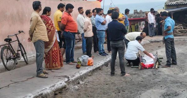 Puri Odisha India March 2018 スワルガド戦争の火葬場では ヒンドゥ教徒の家族は故人の親戚の体に傾向があり 死体が木の丸太の薪で火葬される前に最後の祝福を与えます — ストック写真