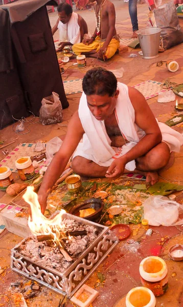 Puri Orissa India March 2018年3月12日 印度教仪式在烟雾弥漫的地方举行 — 图库照片