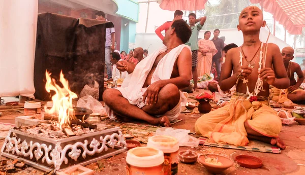 Puri Orissa India 2018年3月12日 多くのインスタンスの儀式的な燃焼を含むヒンズー教の儀式が大規模な煙に覆われたエリアで行われます — ストック写真