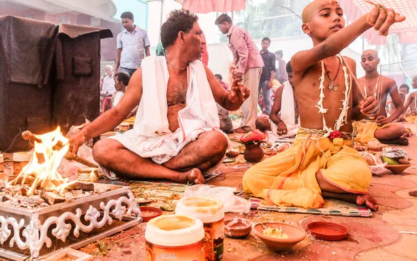 Puri Orissa India 2018年3月12日 多くのインスタンスの儀式的な燃焼を含むヒンズー教の儀式が大規模な煙に覆われたエリアで行われます — ストック写真