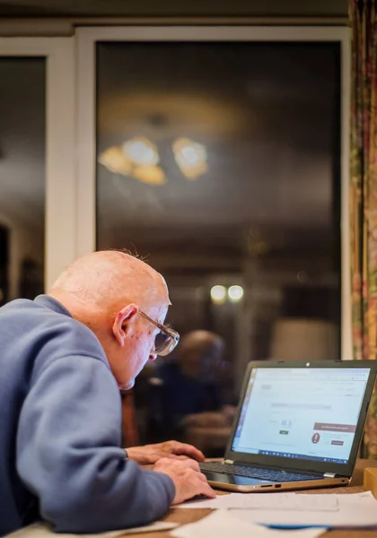 Old man of 93 years having trouble using his computer to check his finances online,very challenging for old people.