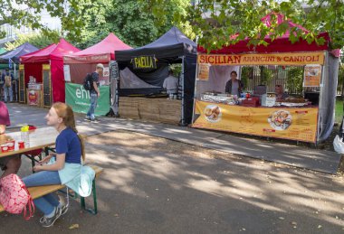Londra, İngiltere, İngiltere-21 Temmuz 2019: Dünyanın dört bir yanından lezzetli yemekler yapan ve Londra 'nın orta kesimindeki sıcak bir yaz öğleden sonrasında gelip geçen turistlere lezzetli atıştırmalıklar ve abur cuburlar sunan,.