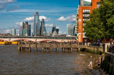 Londra, İngiltere, İngiltere-21 Temmuz 2019: Yaz ortası sahnesi, insanların nehirdeki suları test ettiği, sıcak bir yaz günü, Güney Şeria 'da, gelgit yükseldiğinde.