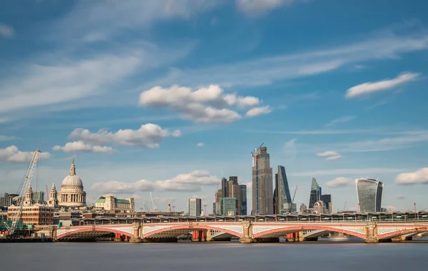 Edifícios Icónicos Cidade Londres Banhados Clima Quente Ensolarado Verão Com — Fotografia de Stock