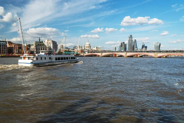 Tourism Boat Carrying Visitors City London See Iconic Landmarks River — 图库照片