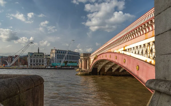 South Bank River Thames Hot Sunny Early Evening Mid Summer — 图库照片