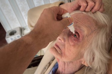Sol gözün bakteriyel enfeksiyonu için tedaviye alınan damlaların günde üç kez alınması gerekiyor..