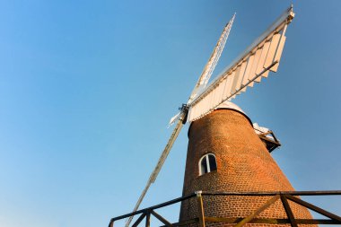 19. yüzyılın yenilenmiş yel değirmeninde şafak söküyor. Güneybatı İngiltere 'nin huzurlu kırsalında bir grup gönüllü tarafından bakılıyor..