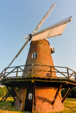 WILTON, WILTSHIRE / ENGLAND-AĞUSTOS 08 2020: 17. yüzyılın yenilenmiş yel değirmeni, gönüllüler tarafından sevgiyle bakılıyor ve hala un üretiliyor, barışçıl kırsal kesimde şafakta ayakta duruyor.