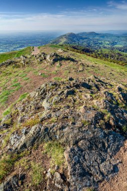 Haziran ayının sabah güneşinde Malvern Tepeleri 'nin sırtı boyunca güneye bakıyorum..