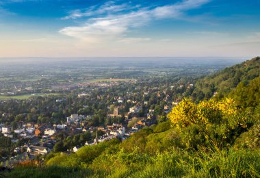 Popüler spa kasabasını ve Büyük Malvern Manastırı 'nı yazın gün doğumunda Malvern yamacına tırmanırken Worcestershire Beacon' ın zirvesine doğru izleyin..
