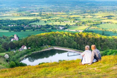 Malvern Worcestershire, İngiltere-Haziran 01-2021: Bu popüler güzellik mekanına gelen ziyaretçiler, 8 mil uzunluğundaki tepelerin etrafındaki çeşitli tepelerden güzel manzaralar ve egzersizlerin tadını çıkarıyorlar..