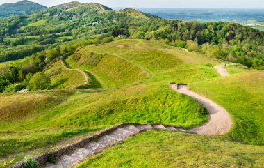 Malvern, Worcestershire, İngiltere, Birleşik Krallık-Haziran 02-2021: Bir yaz sabahı, tepe yürüyüşçüleri 13 km uzunluğundaki dar sıradağların üzerinden geçen yolda yürüyüş yaparken güzel havanın tadını çıkarırlar..
