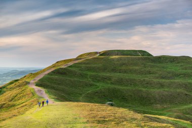 Malvern Worcestershire, İngiltere-Haziran 01-2021: Bu popüler güzellik mekanına gelen ziyaretçiler, 8 mil uzunluğundaki tepelerin etrafındaki çeşitli tepelerden güzel manzaralar ve egzersizlerin tadını çıkarıyorlar..