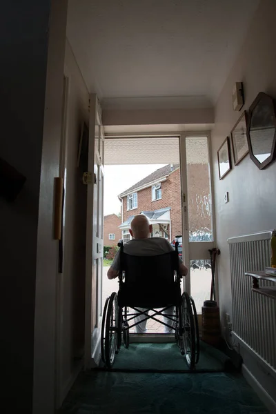 Tylny Widok Starszego Mężczyzny Latach Dziewięćdziesiątych Demencją Niezdolny Opuszczenia Domu — Zdjęcie stockowe