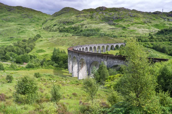 Ikonisches Steinviadukt Das Die Jacobite Dampfbahn Durch Die Westschottischen Highlands — Stockfoto