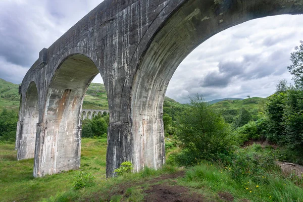 Levant Les Yeux Vers Grand Viaduc Étroit Impressionnant Qui Porte — Photo