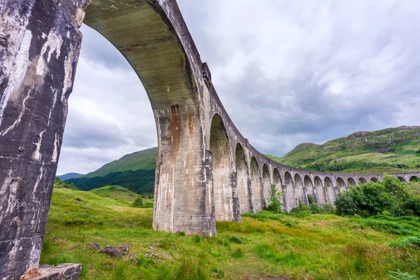 Mirando Hacia Arriba Viaducto Alto Estrecho Impresionante Que Lleva Icónico —  Fotos de Stock