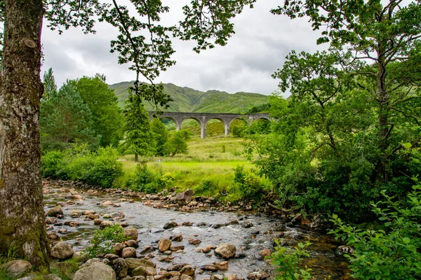 Weltberühmte Brücke Eingerahmt Von Grünen Bäumen Und Schmaler Fluss Den — Stockfoto