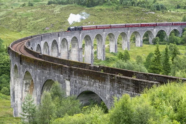 Die Jacobite Dampflokomotive Ein Touristenzug Überquert Die Ikonische Viaduktbrücke Auf — Stockfoto
