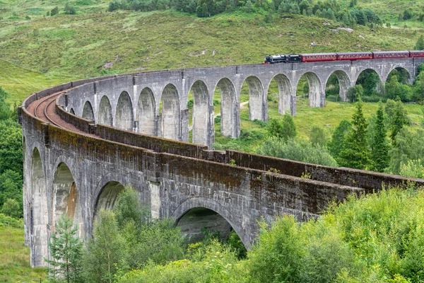 Die Jacobite Dampflokomotive Ein Touristenzug Überquert Die Ikonische Viaduktbrücke Auf — Stockfoto