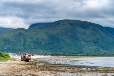 Caol sahilindeki Linnhe Gölü kıyısında, Ben Nevis 'in bir zemin olarak İskoç Highlands' taki William Kalesi 'ne yakın arka planda Caol köyü, Lochaber bölgesinde popüler bir fotoğraf mekanı..