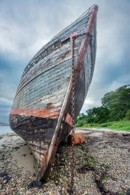 Caol sahilindeki Linnhe Gölü kıyısında, Ben Nevis 'in bir zemin olarak İskoç Highlands' taki William Kalesi 'ne yakın arka planda Caol köyü, Lochaber bölgesinde popüler bir fotoğraf mekanı..
