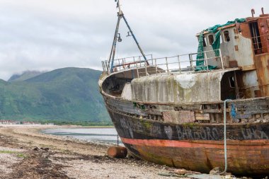 Caol sahilindeki Linnhe Gölü kıyısında, Ben Nevis 'in bir zemin olarak İskoç Highlands' taki William Kalesi 'ne yakın arka planda Caol köyü, Lochaber bölgesinde popüler bir fotoğraf mekanı..