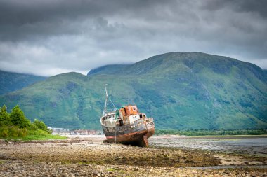 Caol sahilindeki Linnhe Gölü kıyısında, Ben Nevis 'in bir zemin olarak İskoç Highlands' taki William Kalesi 'ne yakın arka planda Caol köyü, Lochaber bölgesinde popüler bir fotoğraf mekanı..