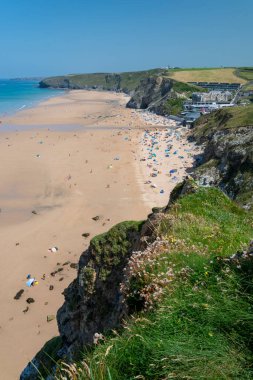 Newquay, Cornwall, İngiltere, Birleşik Krallık-21 Haziran 2021: Birçok plaja gidenler, yaz tatilleri boyunca, dinlenmek ve sıcak güneşte oynamak için popüler ve büyük körfezi ziyaret ederler.