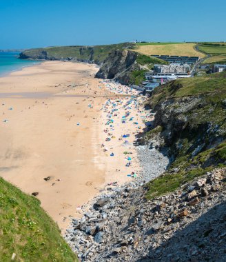 Newquay, Cornwall, İngiltere, Birleşik Krallık-21 Haziran 2021: Pek çok plaj sakini yaz tatilleri boyunca, dinlenmek ve güneşte oynamak için popüler ve büyük körfezi ziyaret eder.