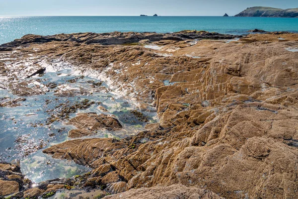 Detallado Primer Plano Rocas Irregulares Esparcidas Largo Costa Cornualles Soleado — Foto de Stock