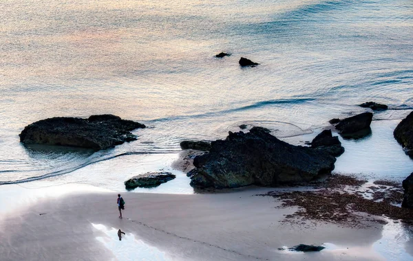 Cornwall England July 2021 Carnewas Bedruthan Human Figure Walks Wet — Stock Photo, Image