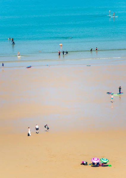 Newquay Cornwall 2021 Beachgoers 레저를 사람들은 날씨가 따뜻하고 화창하며 콘월의 — 스톡 사진